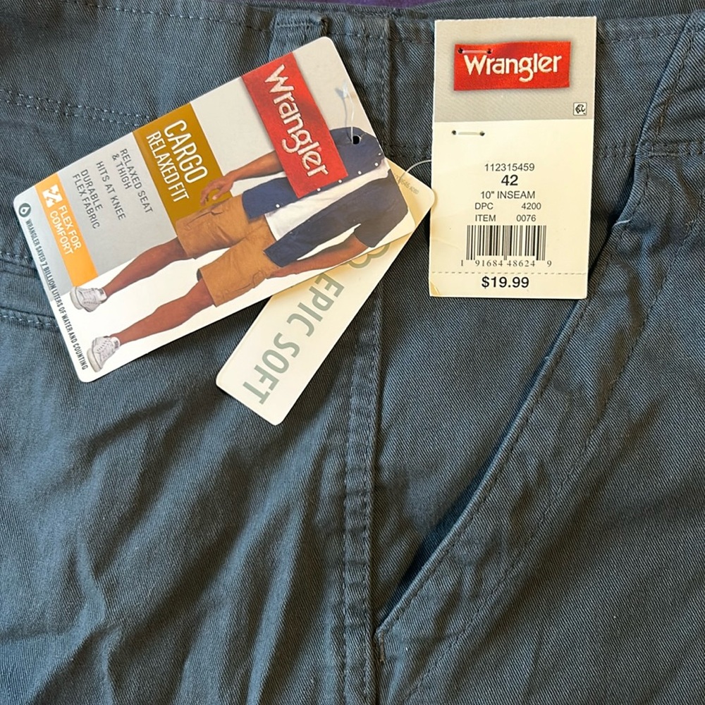 NWT Men’s Wrangler Cargo Relaxed Fit Cargo Shorts
